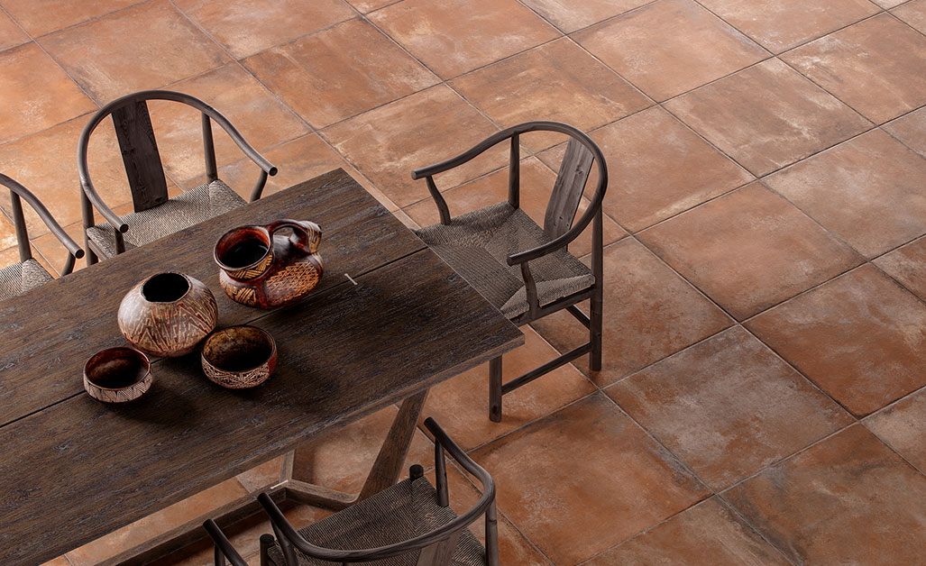 Farbige Fliesen im Wohnbereich.